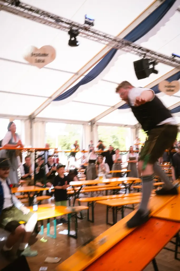 Gast tanzt auf der Bierbank