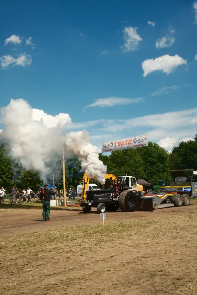 Traktor-Pulling mit Rauchwolke im Hochformat