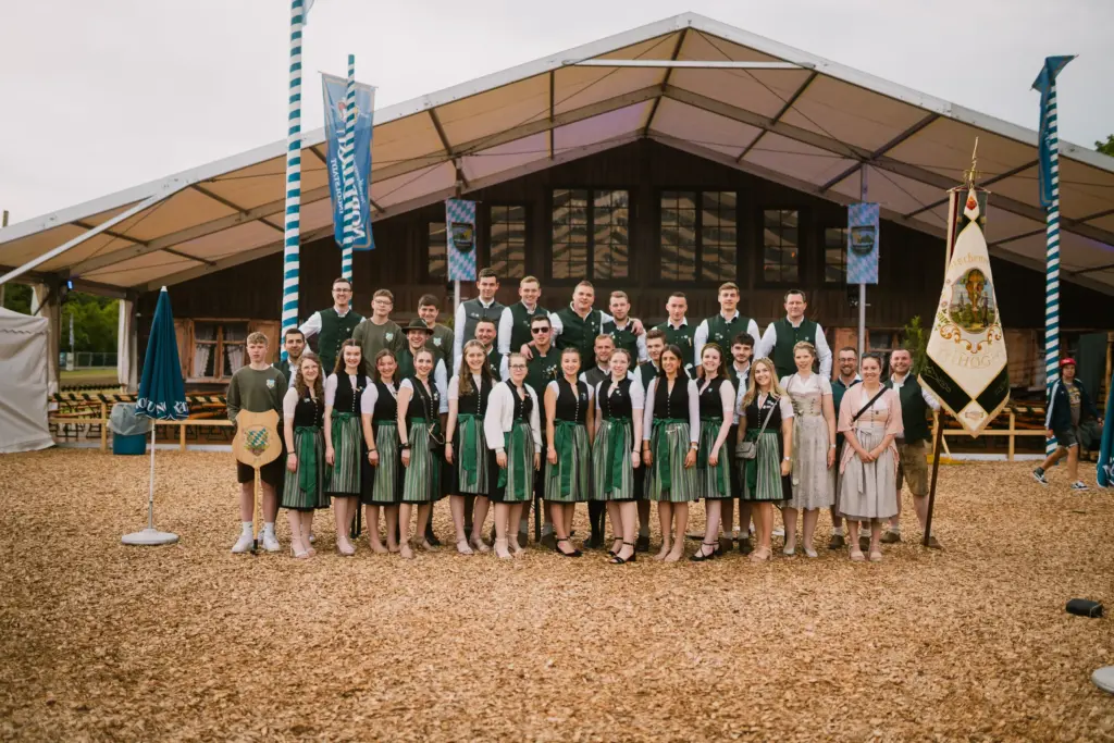Gruppenbild des Vereins vor dem Festzelt