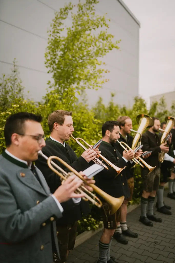 Blaskapelle mit Trompeten beim Festsonntag