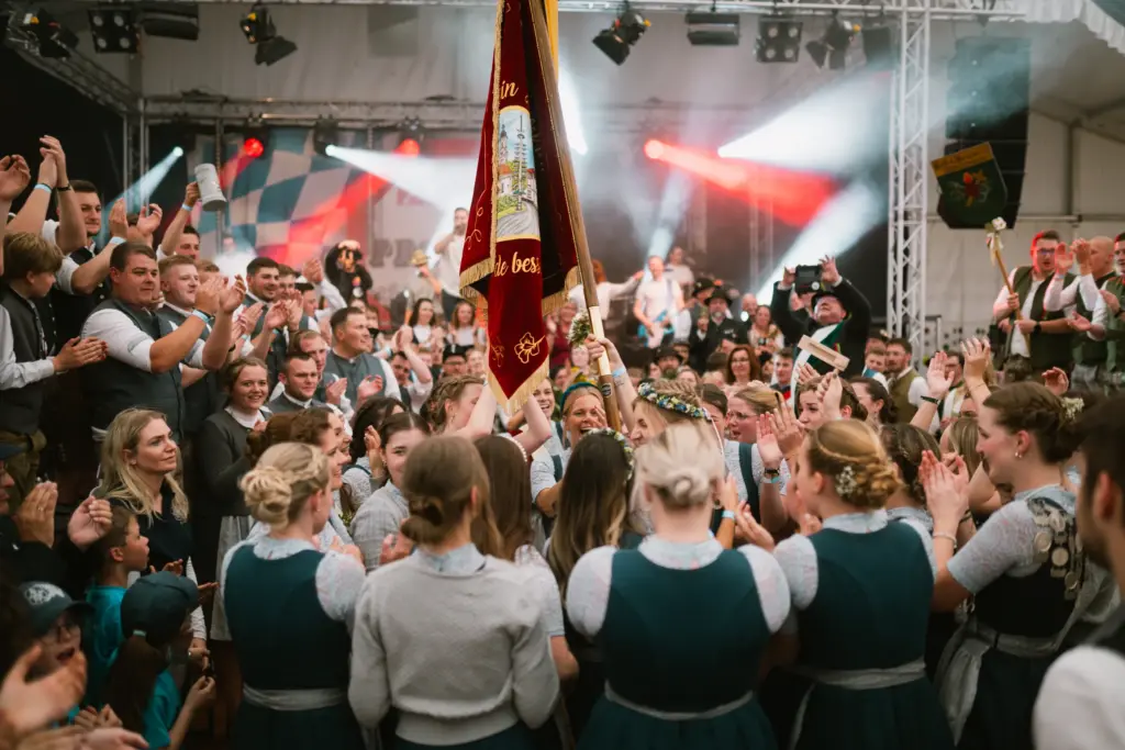 Party mit Fahnen vor der beleuchteten Bühne