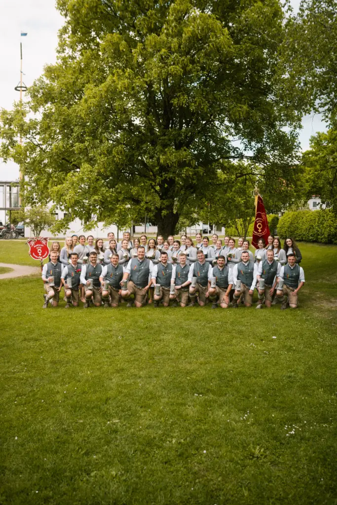 Gruppenbild der Burschen unter einem Baum