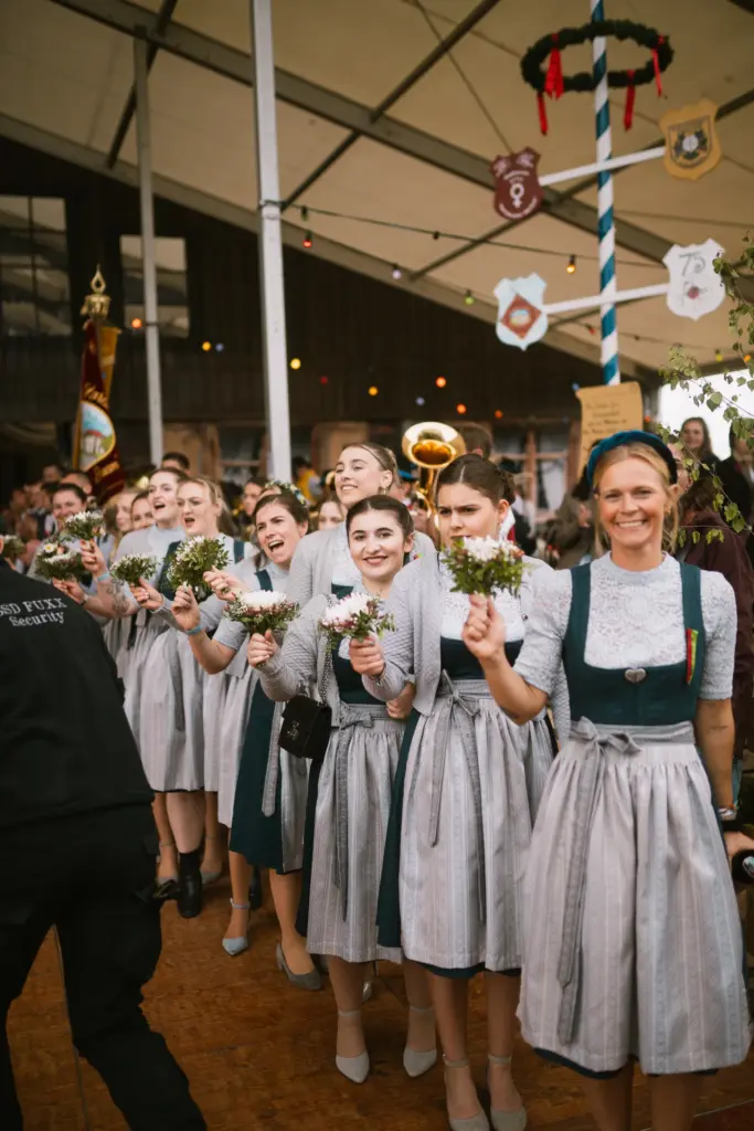 Lachende Frauen in Dirndl im Festzelt