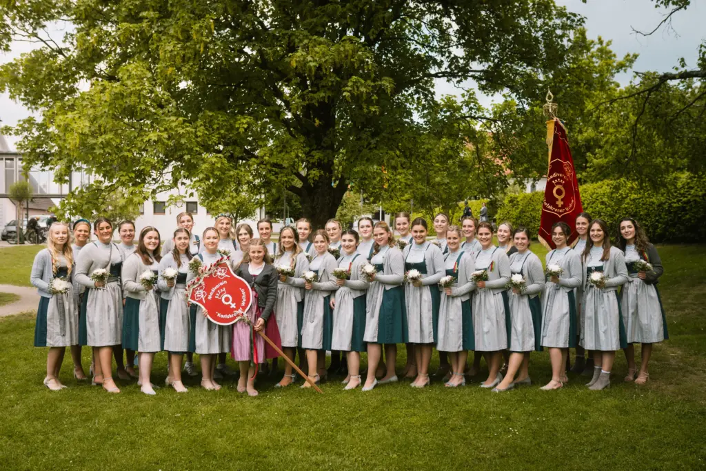 Gruppenbild der Frauen im Dirndl