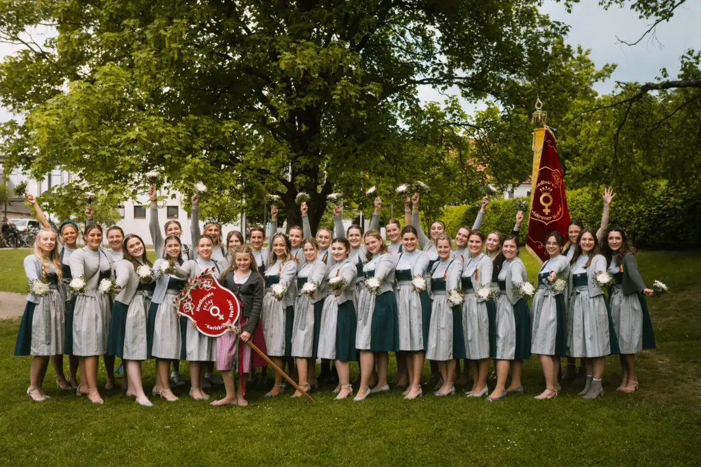 Jubelnde Frauen im Dirndl beim Gruppenbild