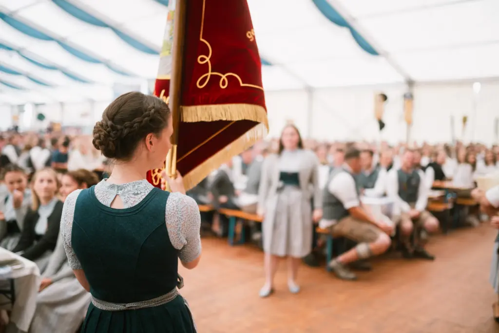 Fahne und Frauen im Dirndl im Festzelt