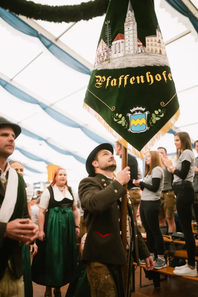 Vereinsfahne im Festzelt