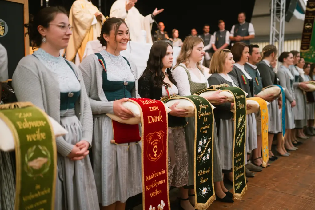 Frauen in Dirndl mit Fahnenbändern