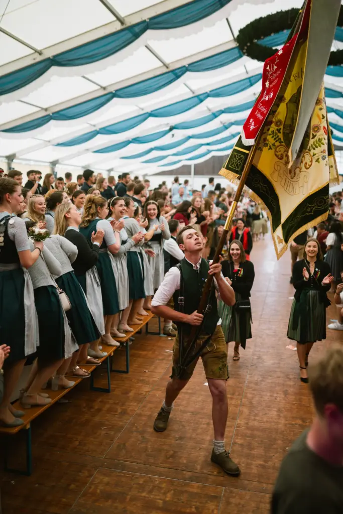 Fahneneinzug durch das volle Festzelt