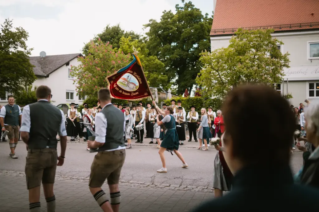 Fahnenschwingen auf der Straße