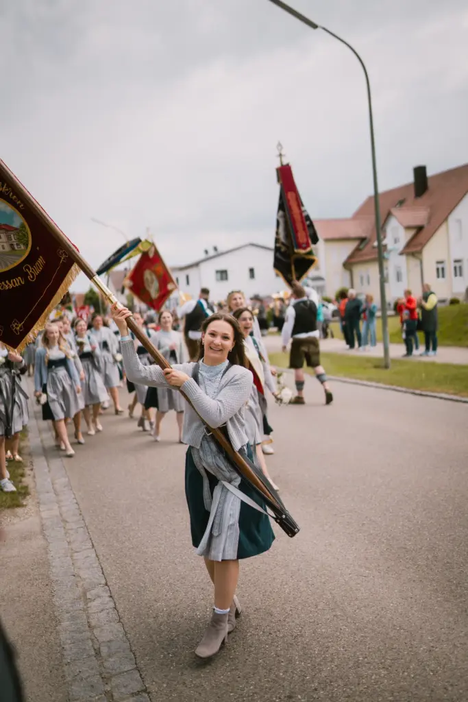 Fahnenträgerin im Festzug