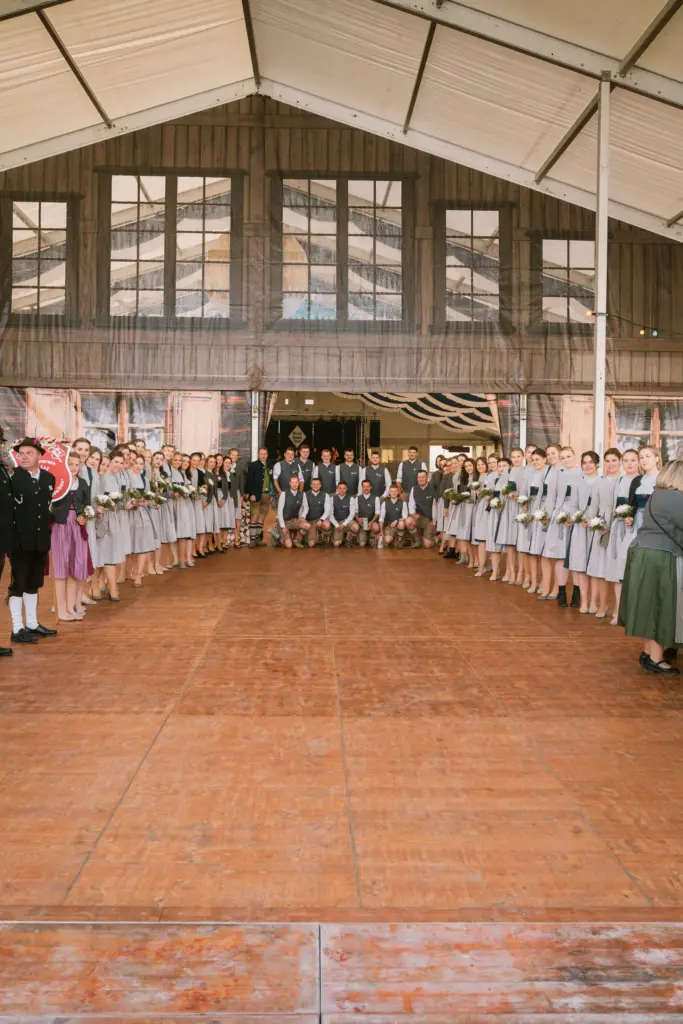 Spalier vor dem Festzelt im Hochformat