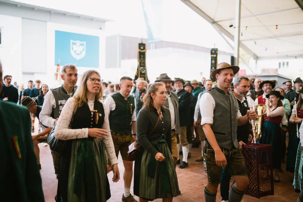 Gäste in Tracht am Eingang des Festzelts