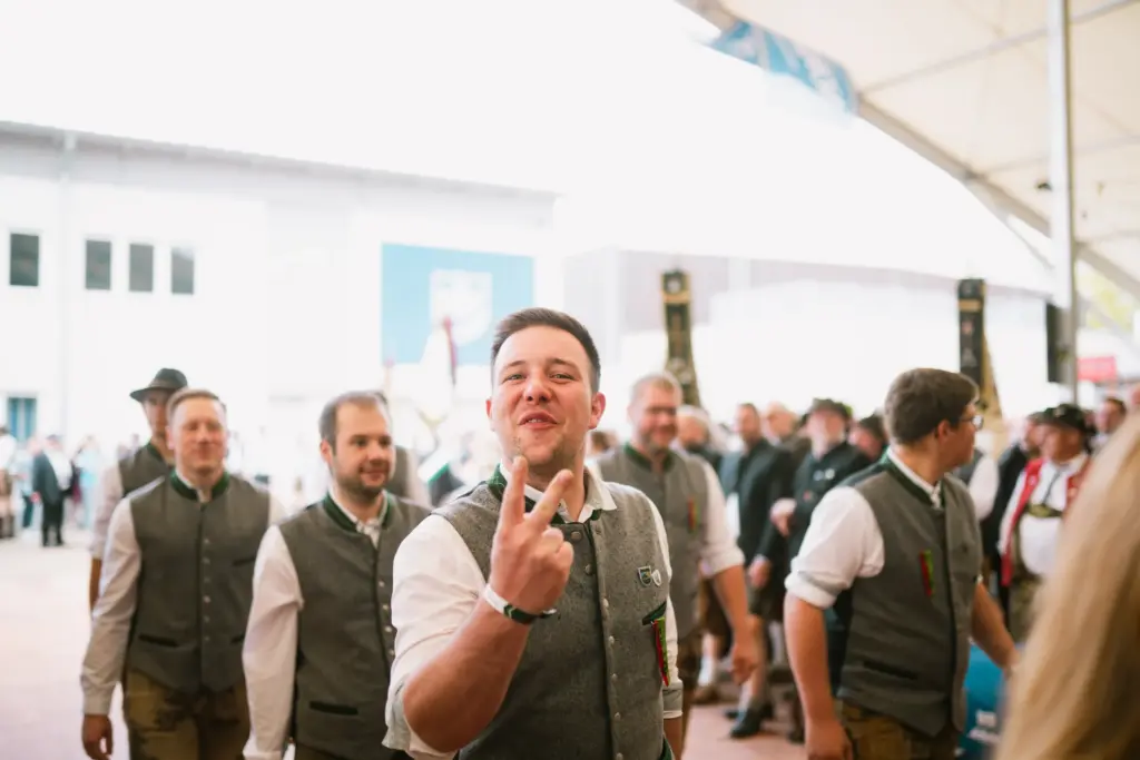 Jubelnde Gäste in Tracht