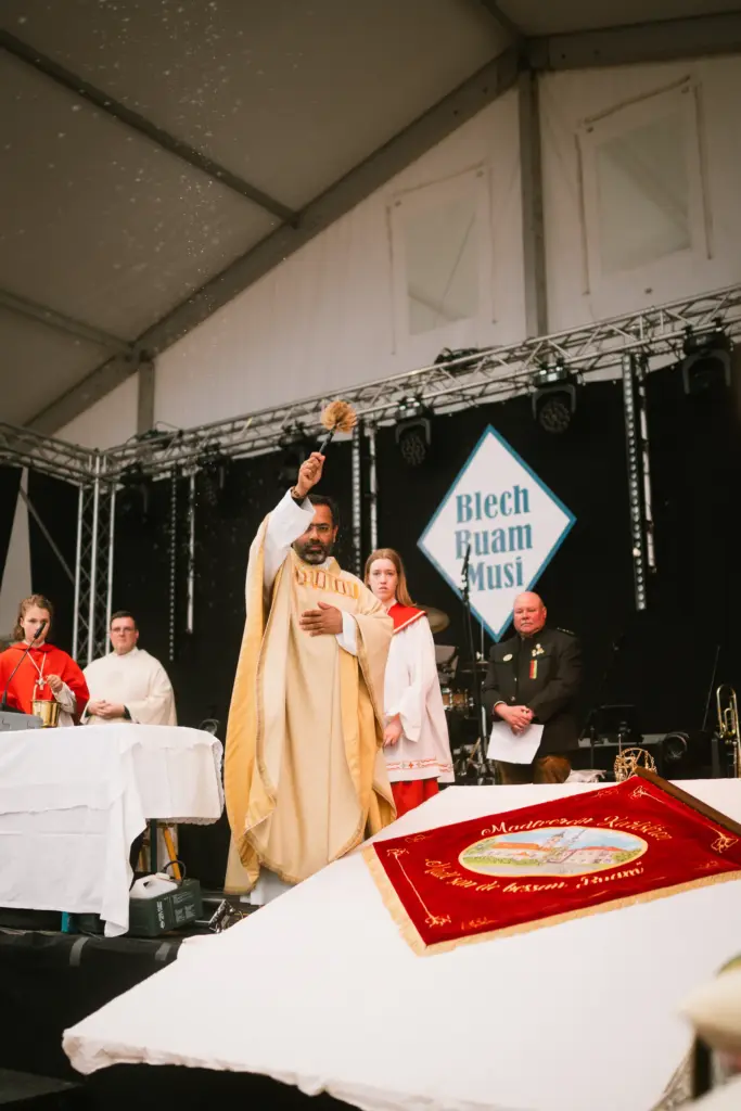 Festgottesdienst auf der Bühne im Festzelt