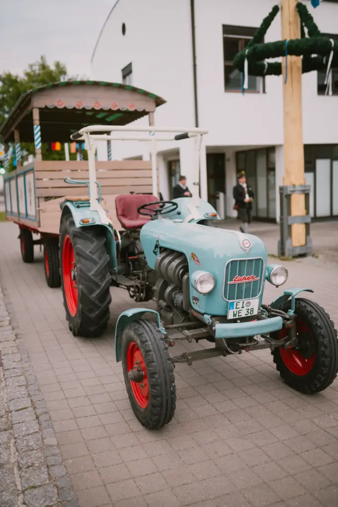 Oldtimer-Traktor mit Festwagen