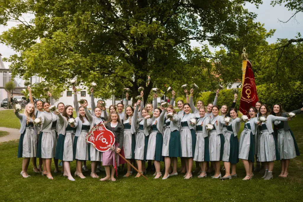 Großes Gruppenbild des Vereins unter einem Baum