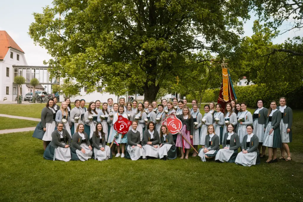 Vereinsgruppenbild mit Fahnen