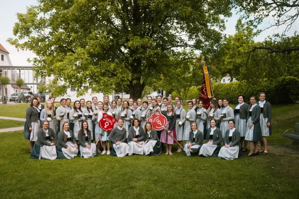 Gruppenbild des Vereins auf der Wiese