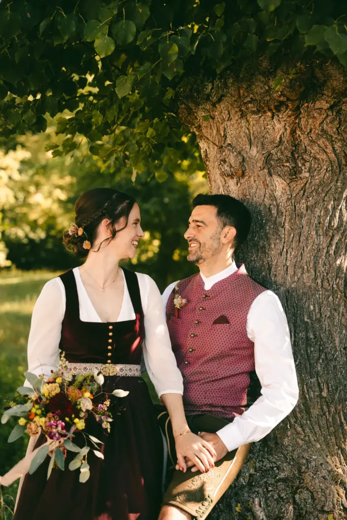 Brautpaar in Tracht an einem alten Baum