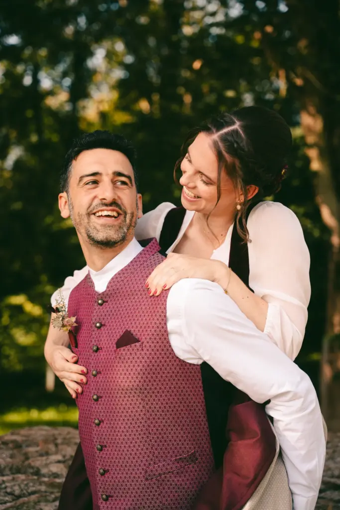 Lachendes Brautpaar in Tracht
