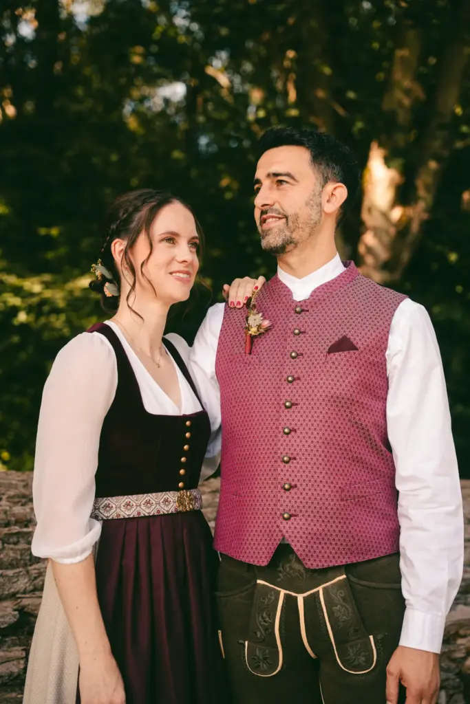 Brautpaar in Tracht im Sonnenlicht
