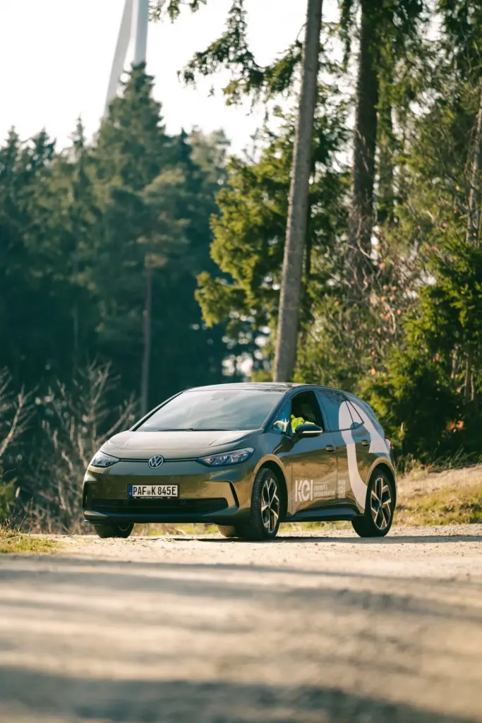 Elektroauto des Kommunalunternehmens auf einem Waldweg