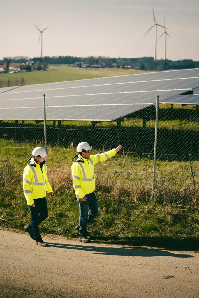 Zwei Mitarbeiter bei der Begehung eines Solarparks