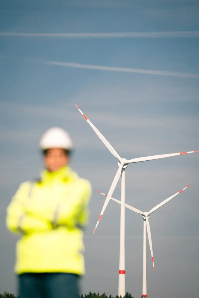 Windräder scharf, Mitarbeiter unscharf im Vordergrund