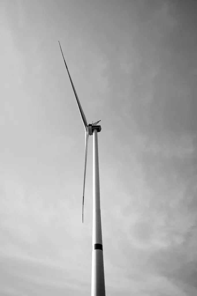 Windrad in Schwarzweiß