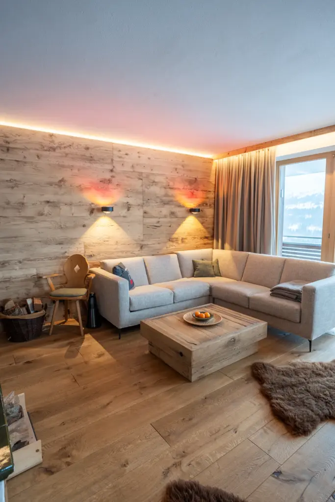 Altholzwand mit Lichtakzenten in einem Chalet, Koid Holzbauelemente
