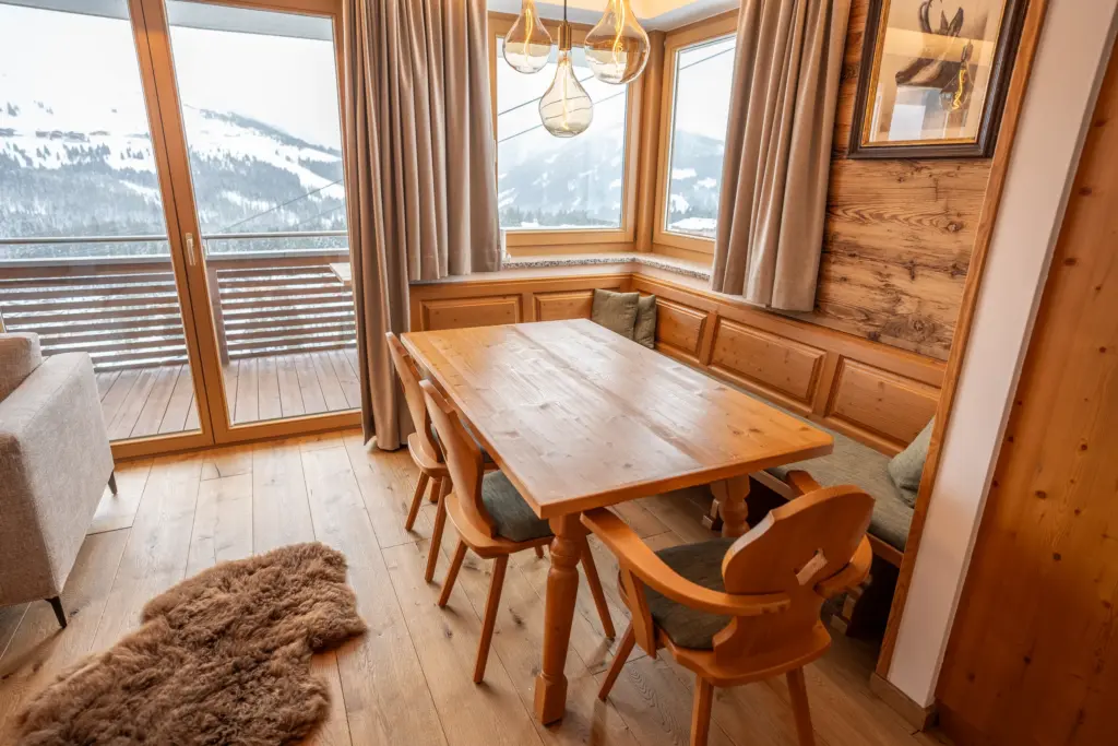 Essecke aus Holz mit Bergblick