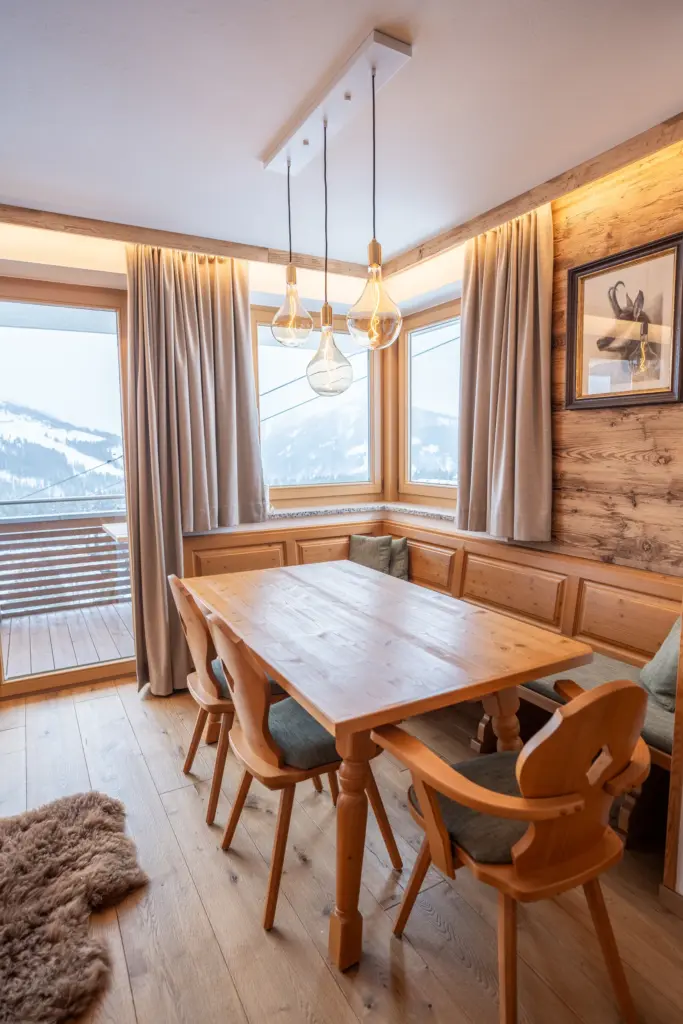 Esstisch mit Hängelampen im Chalet