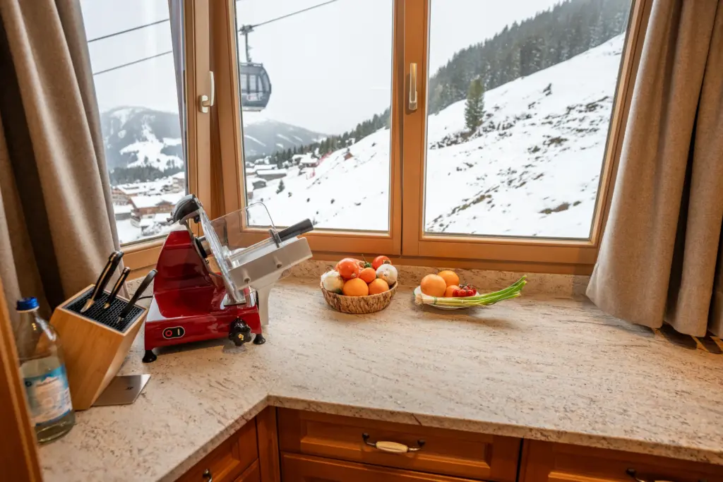Küche mit Bergblick in einem Chalet, Koid Holzbauelemente