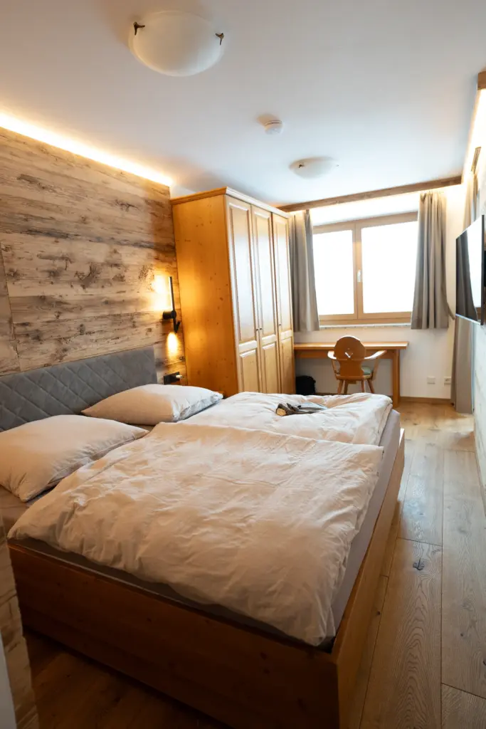Schlafzimmer mit indirektem Licht im Chalet