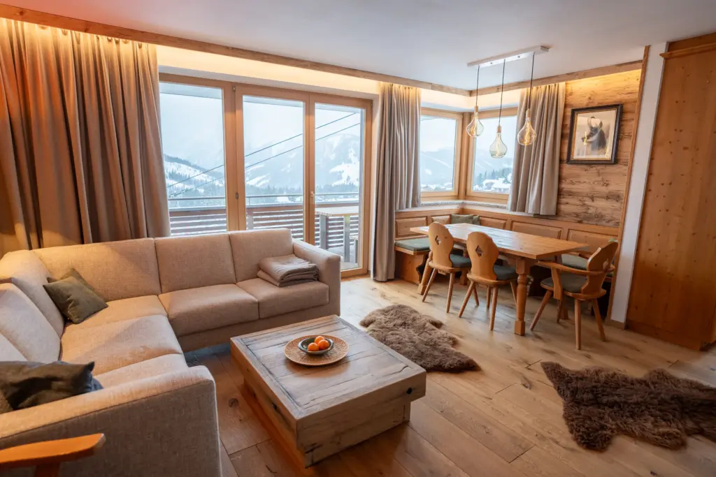 Wohnraum mit Sofa und Essbereich im Chalet