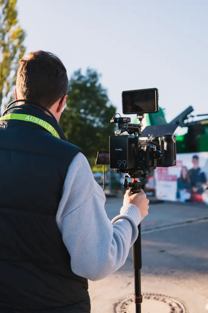 Simon Kahner mit Kamera-Rig am Set