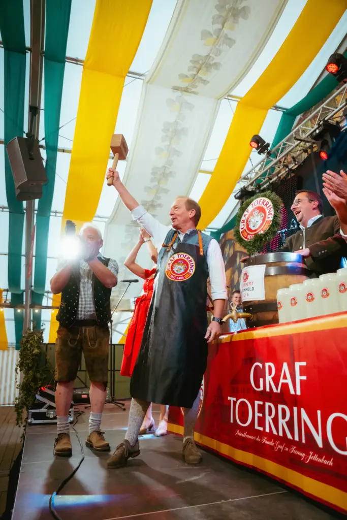 Anstich auf der Bühne beim Volksfest Geisenfeld