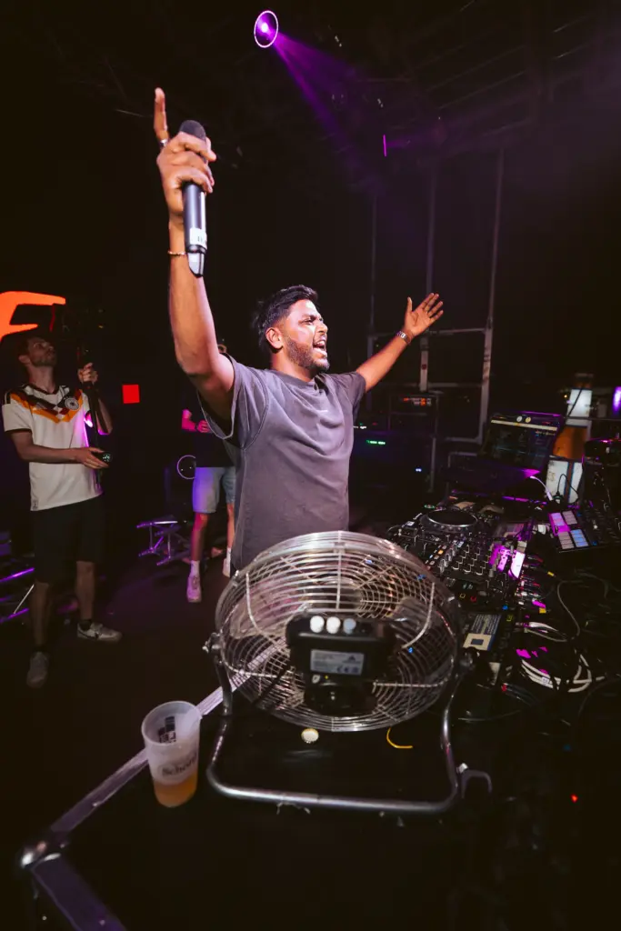 DJ reckt den Arm mit Mikrofon