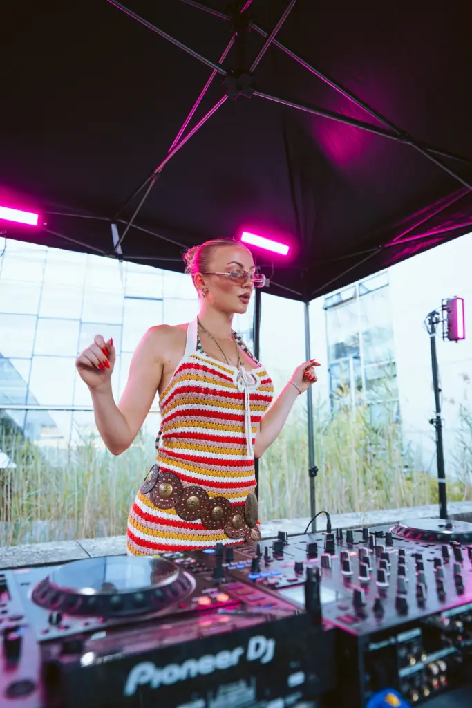 DJ am Pult beim ONCampus Festival der THI