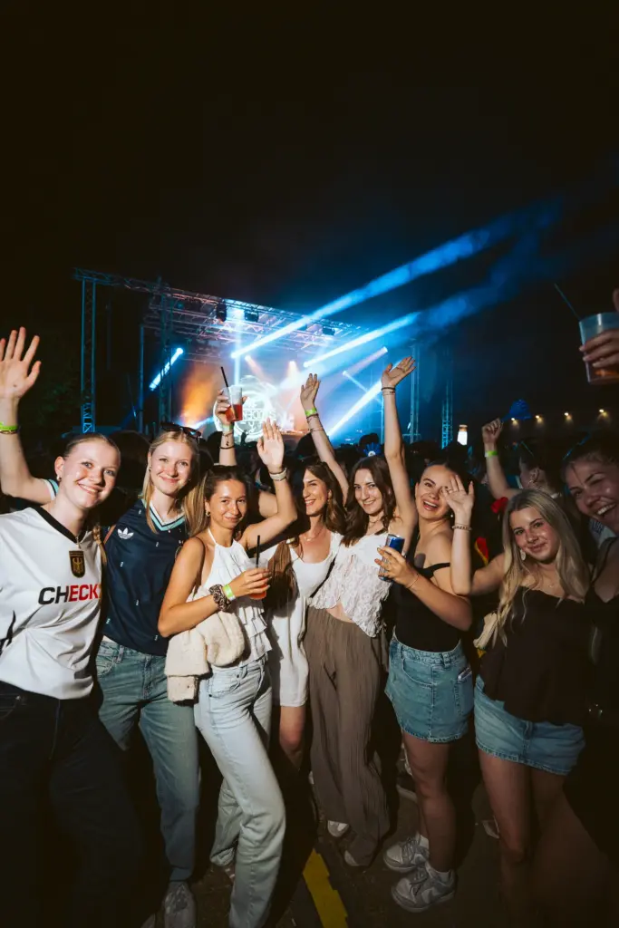 Feiernde Gäste vor der Bühne beim ONCampus Festival
