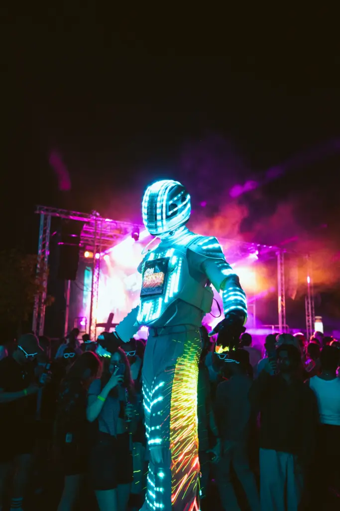 Performer im LED-Kostüm vor der Bühne beim ONCampus Festival