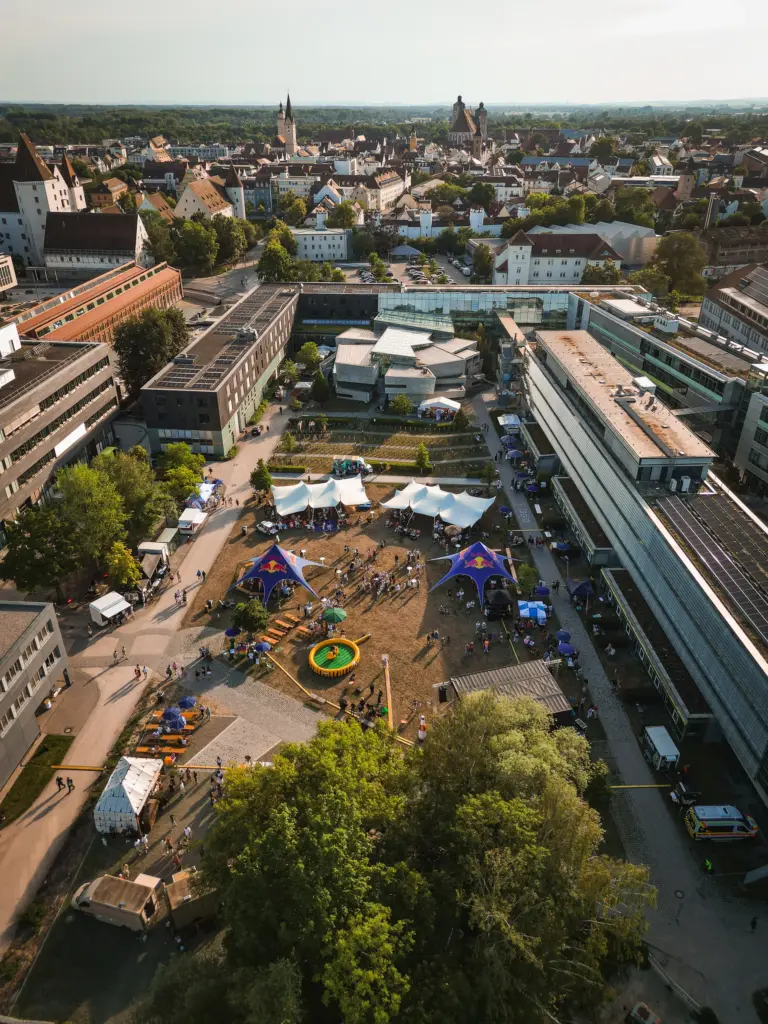 Luftbild vom Campus mit Ingolstädter Altstadt