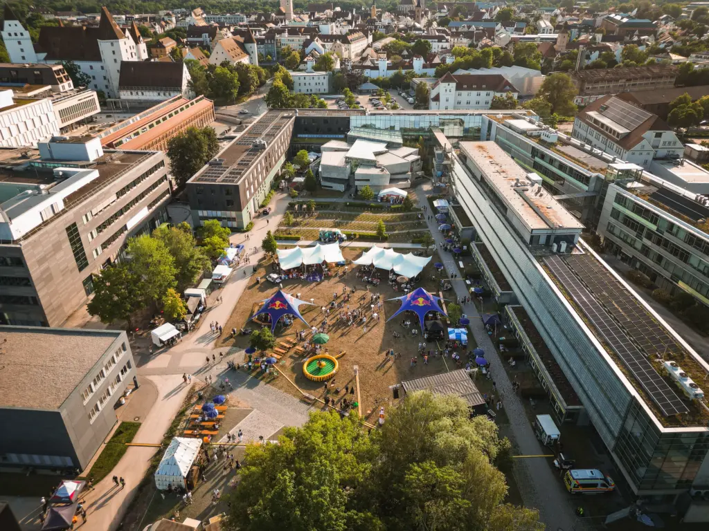 Luftbild vom ONCampus Festival auf dem Campus der THI