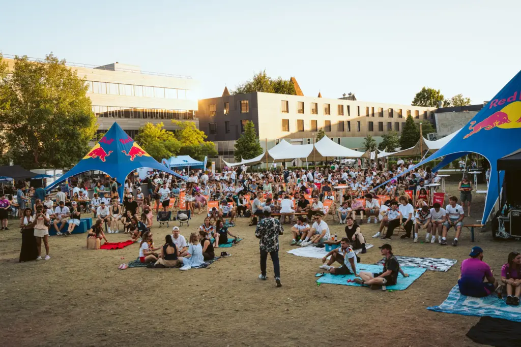 Publikum auf der Wiese beim ONCampus Festival der THI