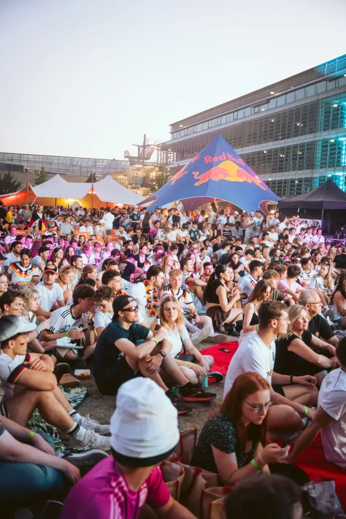 Publikum zwischen den Festivalzelten