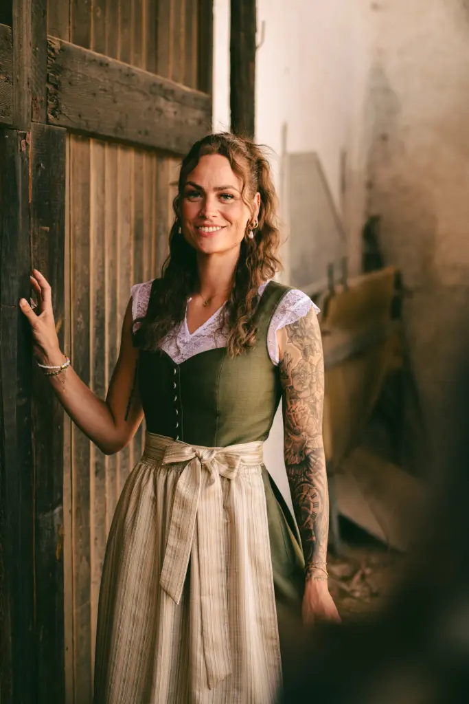 Frau im Dirndl am Scheunentor, Shooting für Trachten Dieser