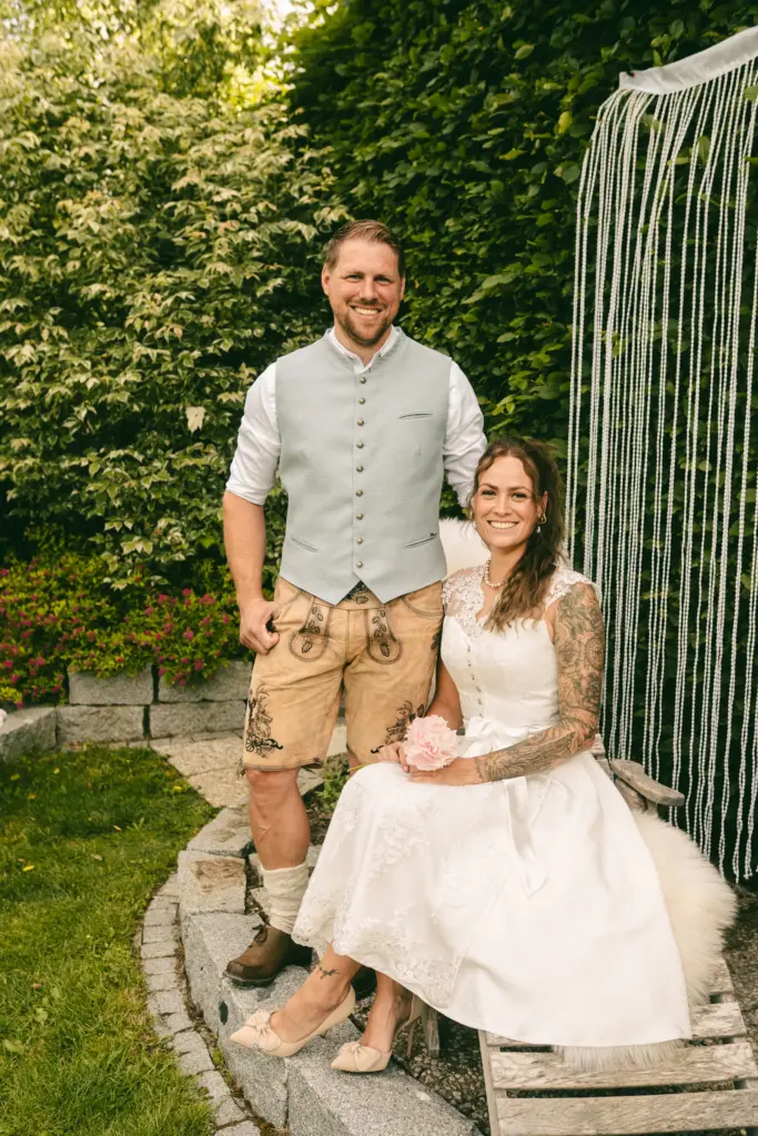 Paar in Tracht im Garten, Shooting für Trachten Dieser