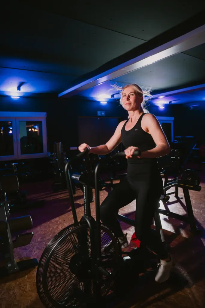 Sportlerin trainiert auf dem Airbike