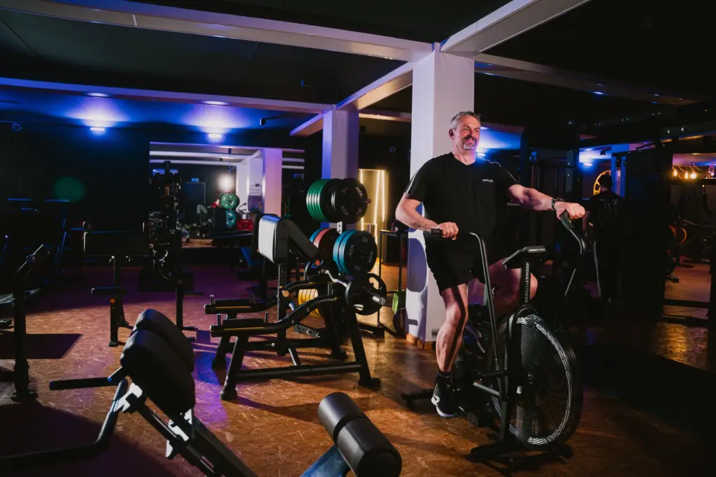 Training auf dem Airbike auf der Trainingsfläche